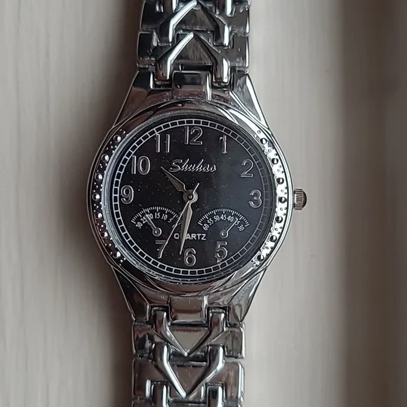 Quartz Watch - Picture 1 of 8